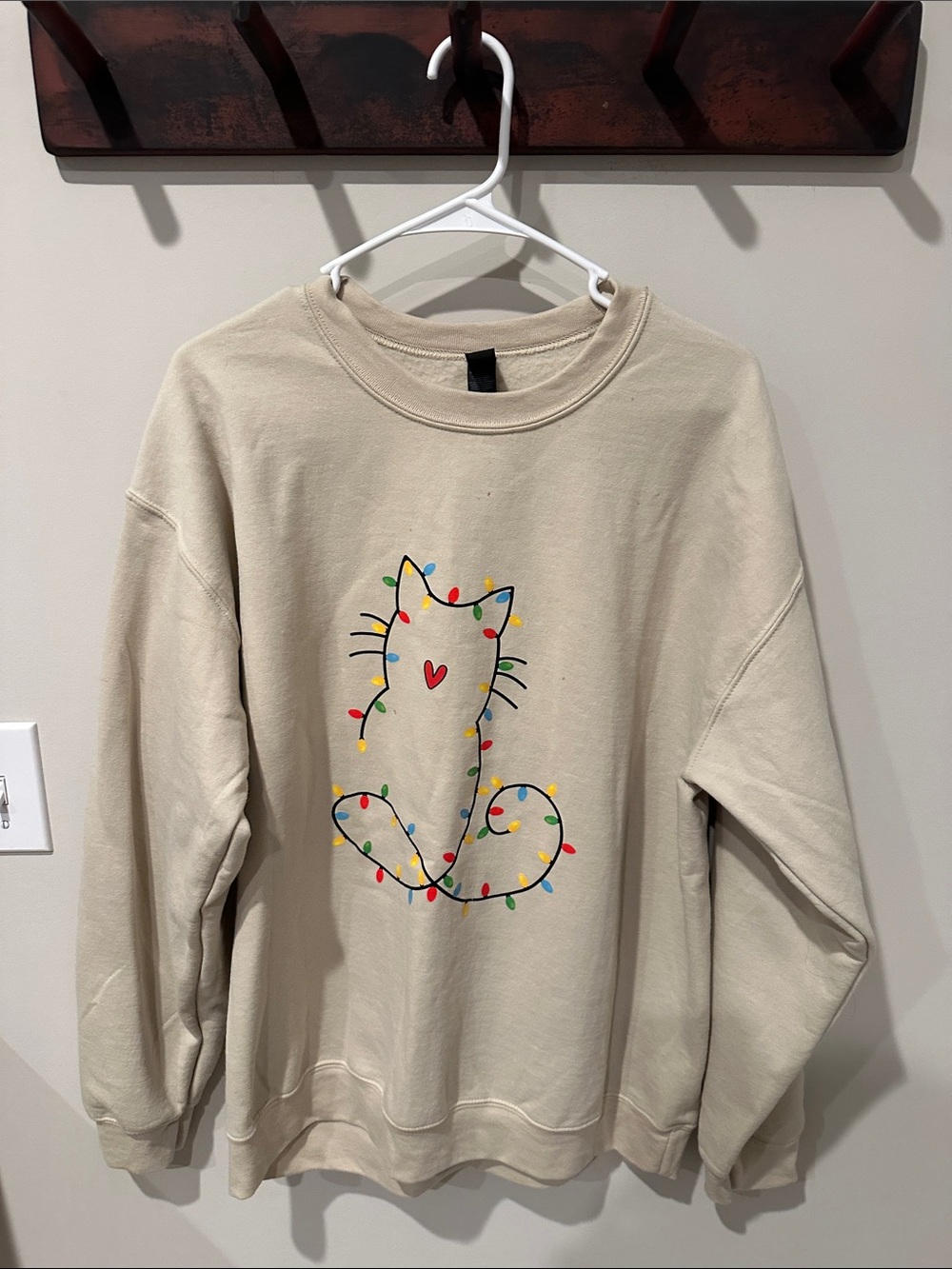 Gildan Beige Sweatshirt with Festive Cat and Multicolor Lights